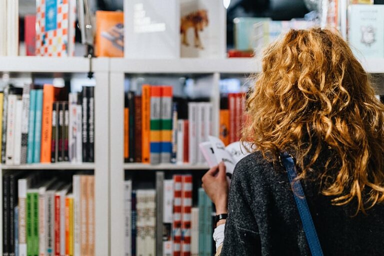 Frau in Buchhandlung