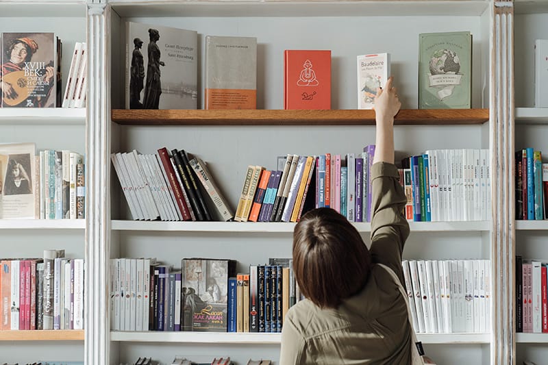 Frau in Buchhandlung