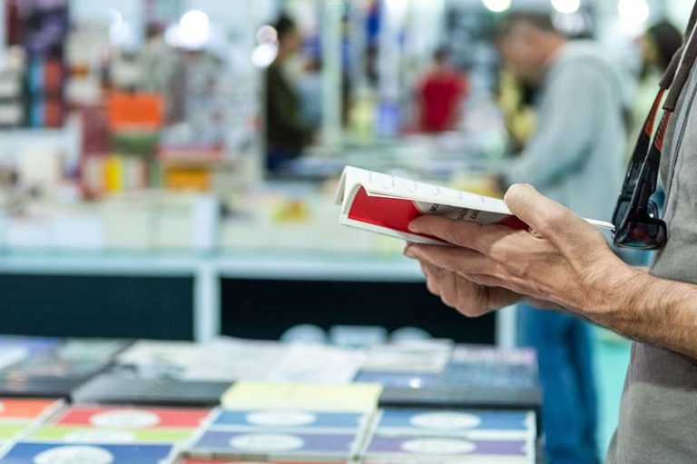 Mann mit Buch in den Händen